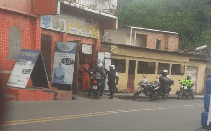 Motoqueiro fujão escapa de blitz em Manaus. Veja vídeo