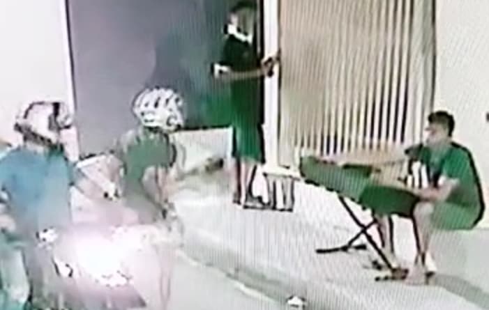 Veja o momento em que dois homens são assaltados no Coroado