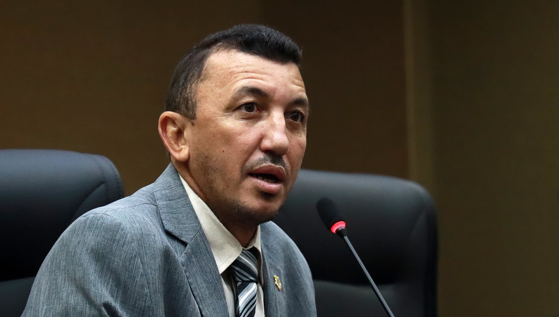 EXCLUSIVO: Imagem do vereador Sassá com chifres é grudada em gabinete