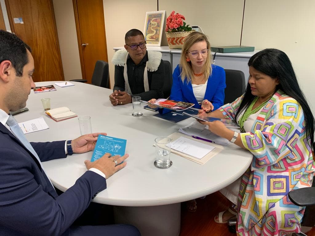 DPE-AM entrega a Guajajara relatório sobre condições dos Yanomami