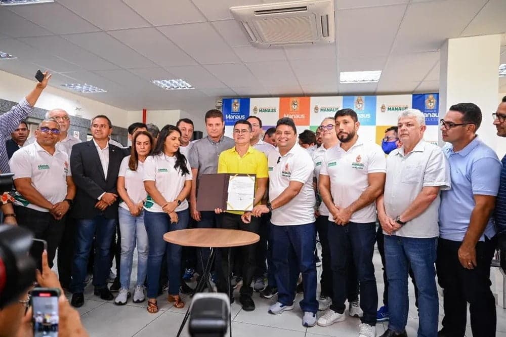 David Almeida sanciona lei que proíbe medidores aéreos