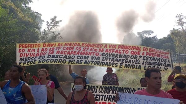 Moradores fecham ramal em protesto após mortes de pai e filha