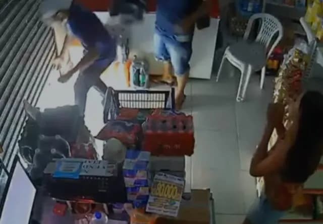 Vídeo: Grávida se desespera diante de assaltantes no Monte das Oliveiras