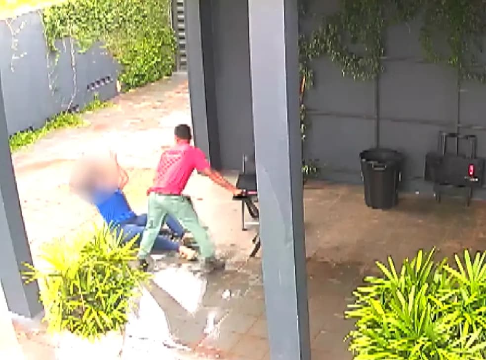 CENAS FORTES: Homem espanca ex brutalmente com chutes e socos