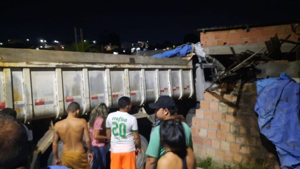 VÍDEO: Caçamba perde o controle, invade casa e deixa feridos em Manaus