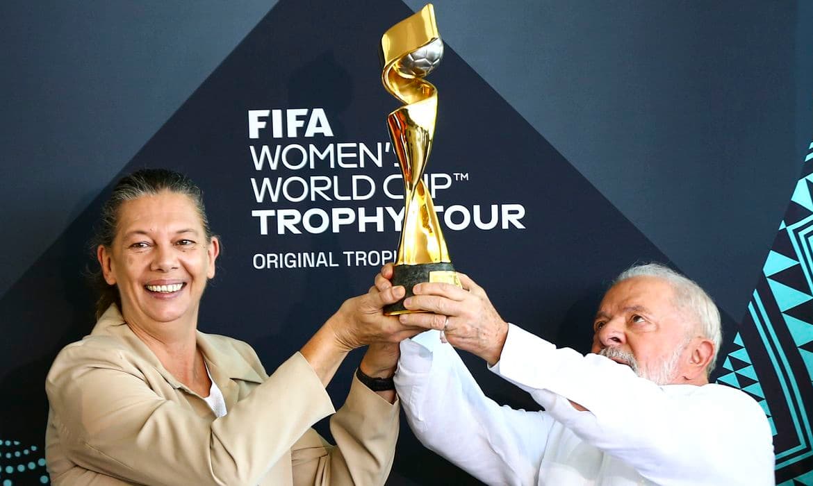 Lula apoia Copa de Futebol Feminino em 2027 no Brasil: “tem estádios muito bons”