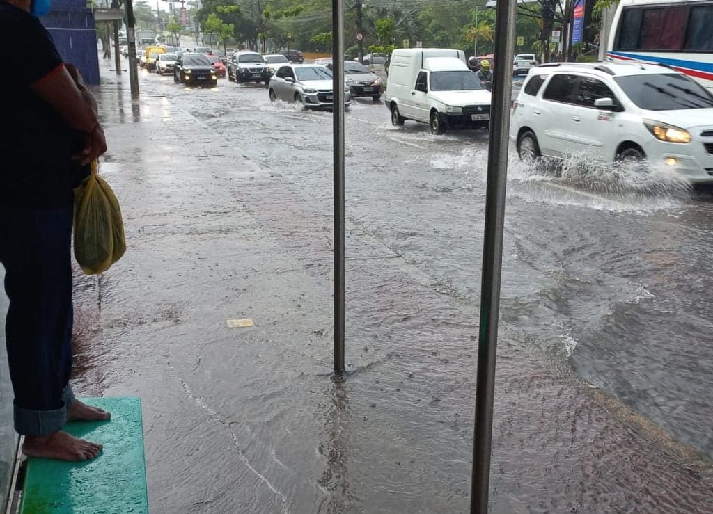 O que fazer em dias de fortes chuvas em Manaus: Devo sair do carro ? Veja dicas