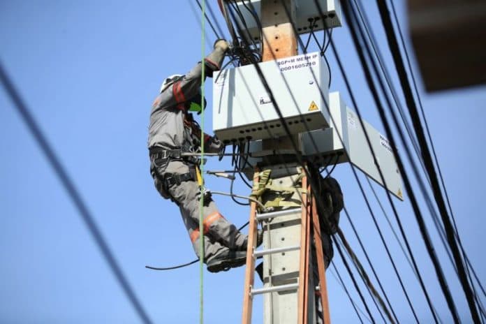 Juiz proíbe Prefeitura de multar Amazonas Energia por instalar medidores aéreos