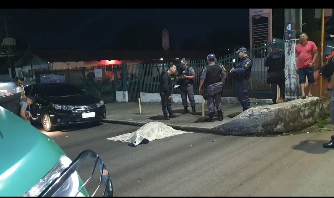 Flanelinha é executado por encapuzados em um carro preto no Parque Dez