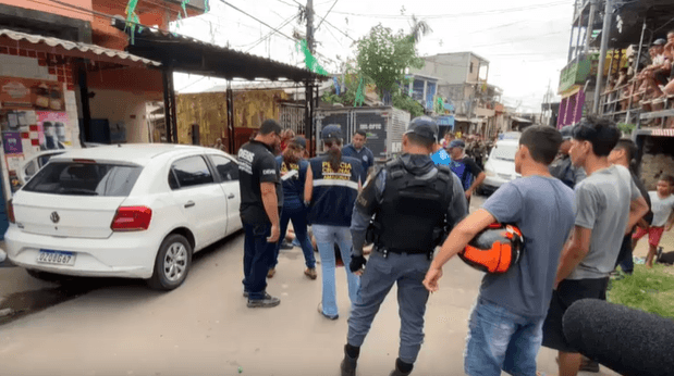 VÍDEO: Passageiro é morto com 10 tiros dentro de carro de aplicativo em Manaus