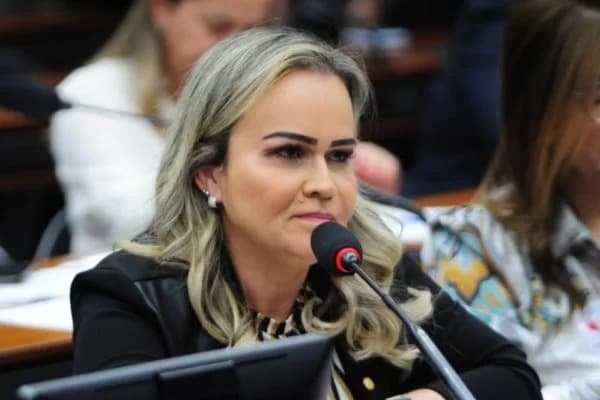 Ministra do Turismo e 5 deputados vão ao TSE para sair do União Brasil