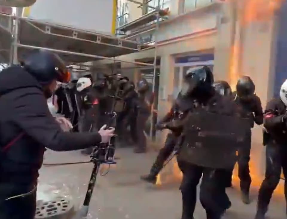 Franceses invadem empresas de luxo em protesto contra reforma da previdência