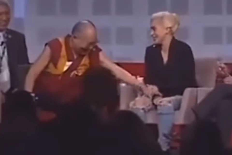 Cena de Dalai Lama com a mão em direção as partes de Lady Gaga viraliza; veja