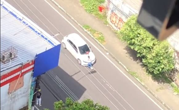 VÍDEO: Motorista avança bloqueio e arrasta mulher em Manaus