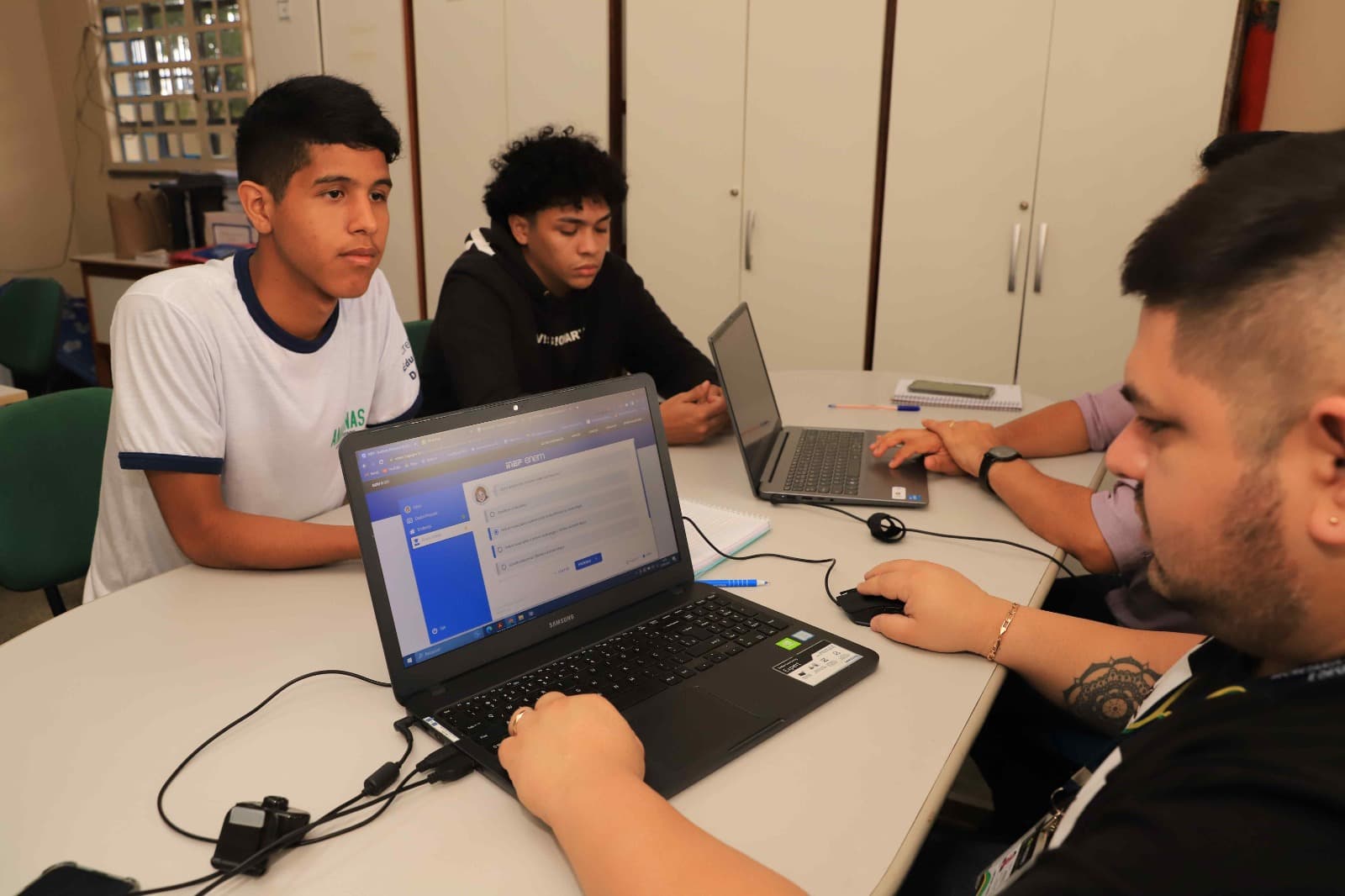 No AM, equipes ajudam alunos a solicitarem isenção da taxa do Enem