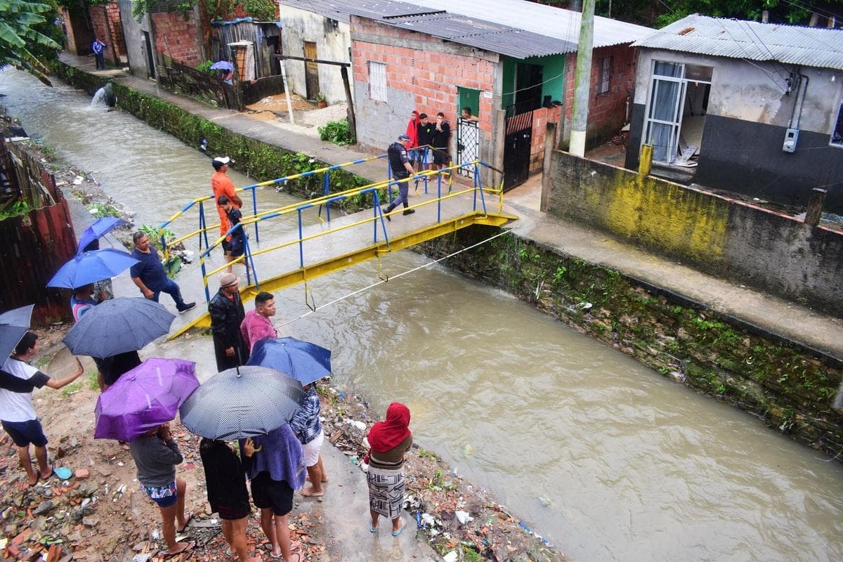Manaus registrou 33.8 milímetros de chuva nesse sábado e 13 ocorrências, segundo Defesa Civil