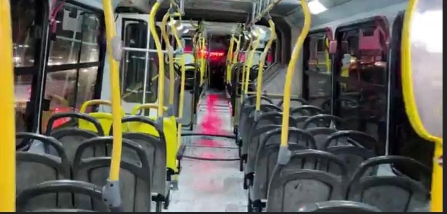 Assaltante fere homem com tiro no pescoço dentro de ônibus em Manaus