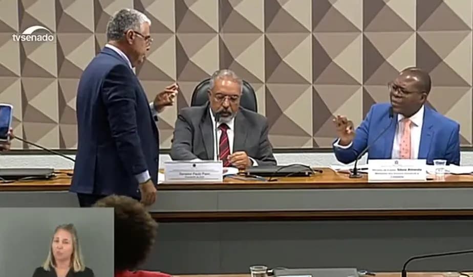 VÍDEO: Senador de oposição tenta entregar feto a ministro, que repudia gesto