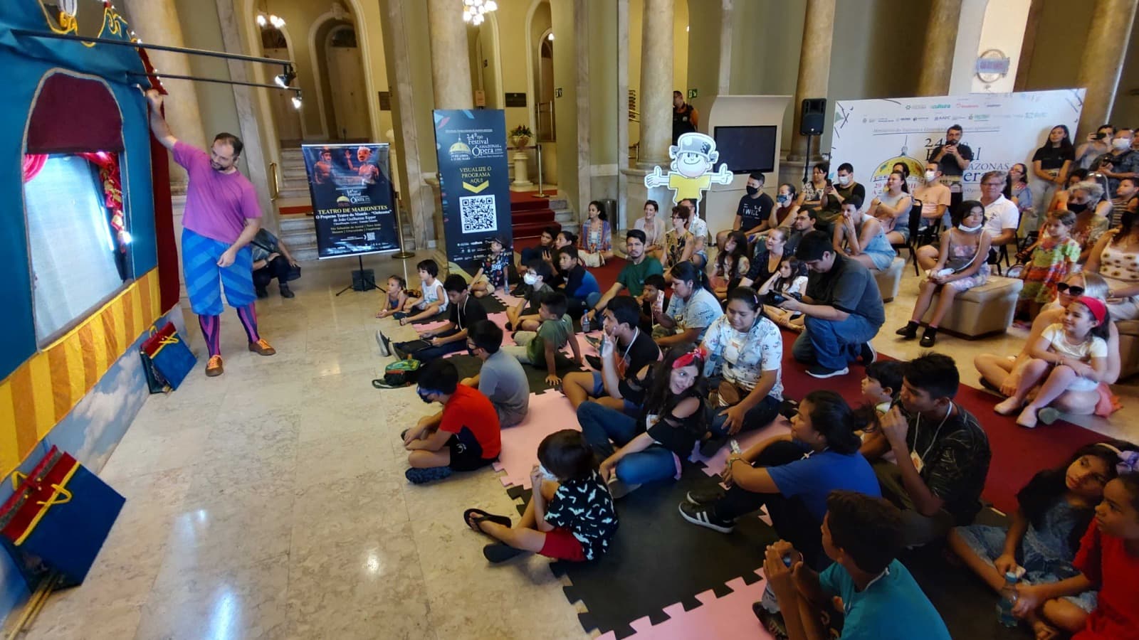 Crianças ribeirinhas assistem ópera no Teatro Amazonas