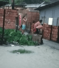 VÍDEOS: Temporal alaga ruas, causa danos e prejuízos em bairros de Manaus