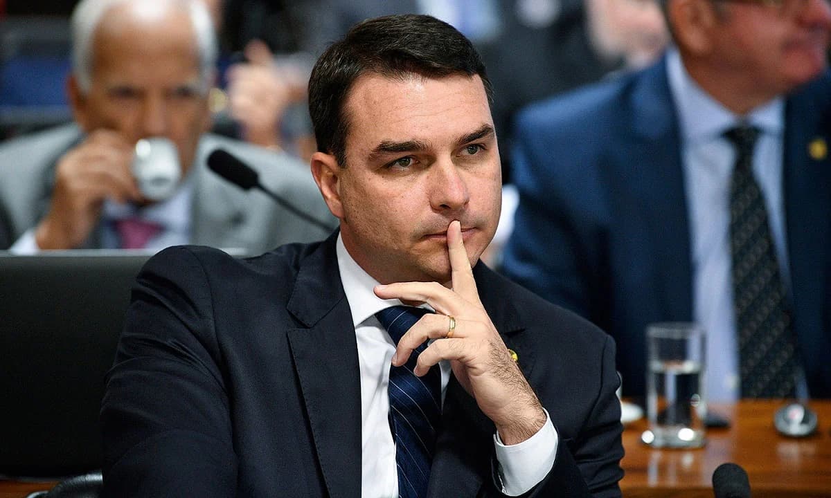 Flávio Bolsonaro vai protocolar novo pedido de impeachment contra Moraes “para salvar a democracia”