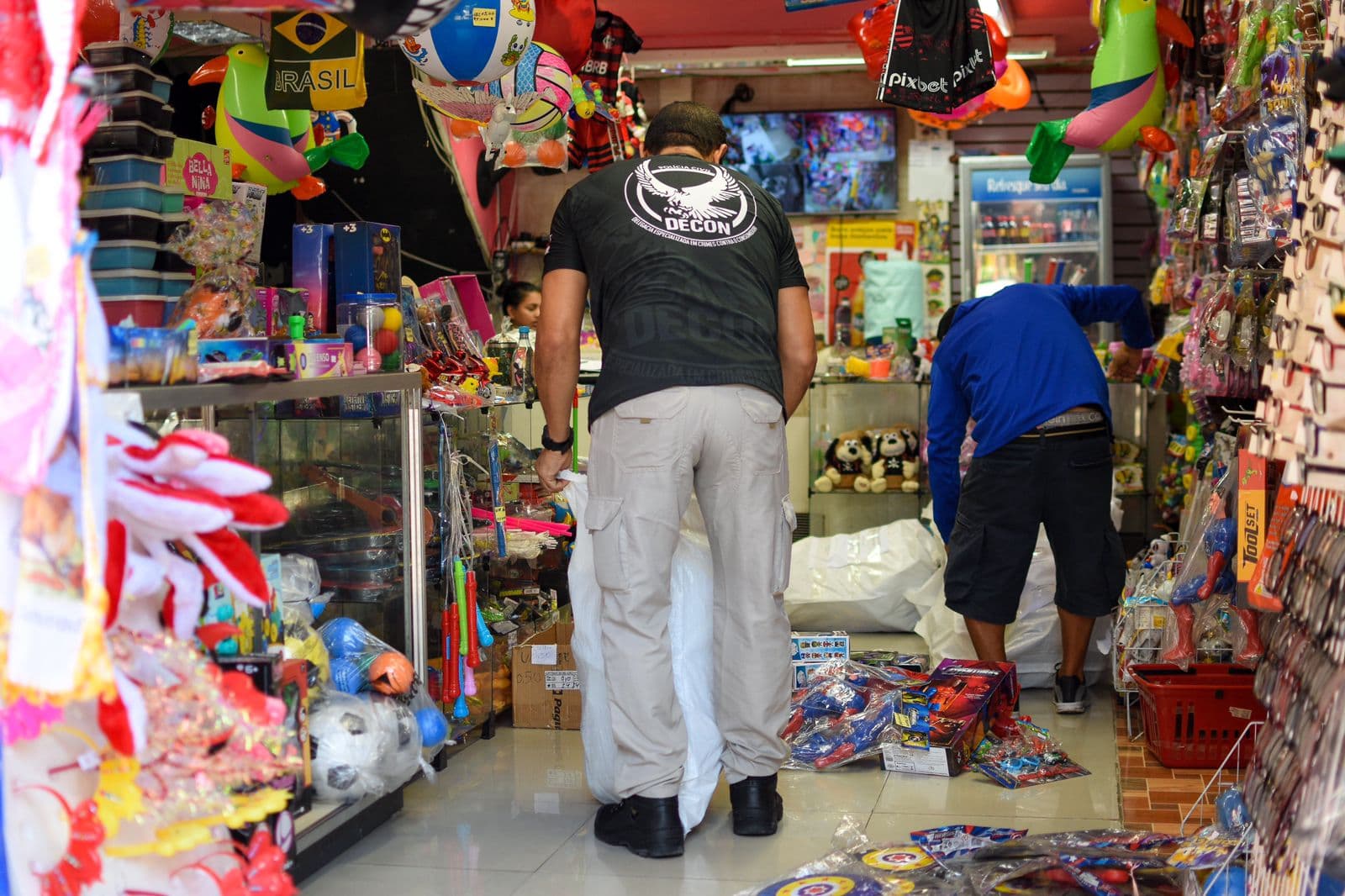 Polícia apreende cerca de 800 brinquedos com indícios de falsificação, em Manaus