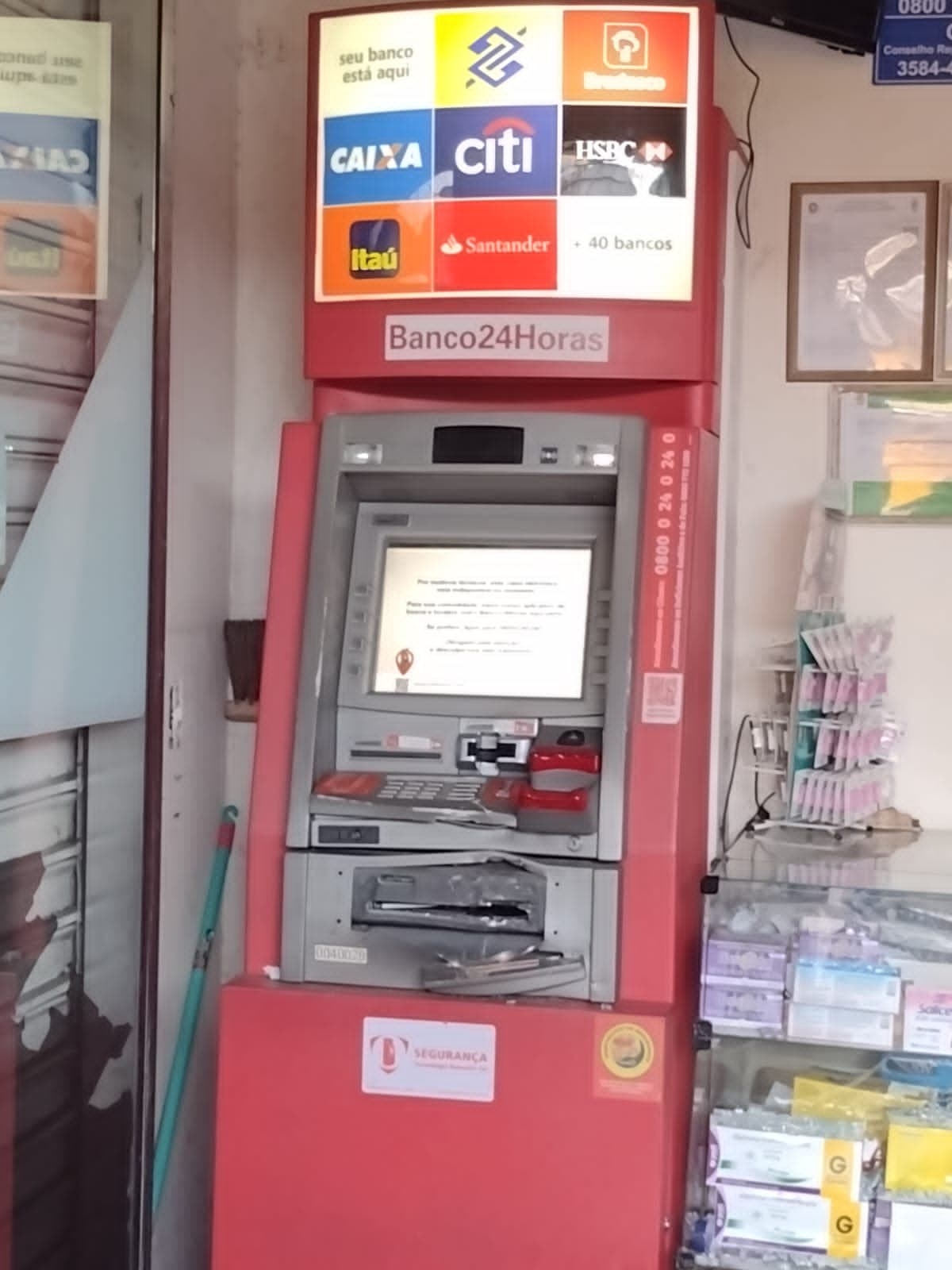 VÍDEO: Criminosos invadem drogaria e tentam explodir caixa eletrônico em Manaus