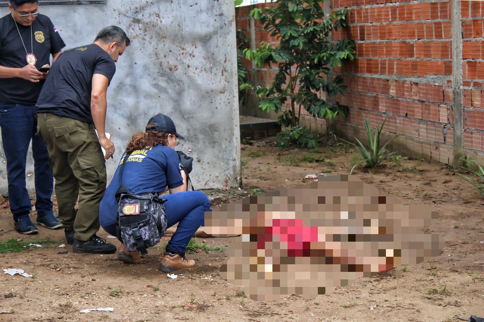 Homem é brutalmente executado a tiros e suspeitos fogem de canoa, em Manaus