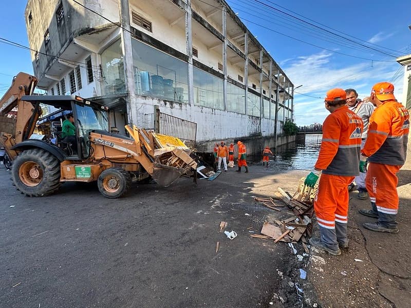 Cerca de 100 ambulantes irregulares são retirados da orla de Manaus