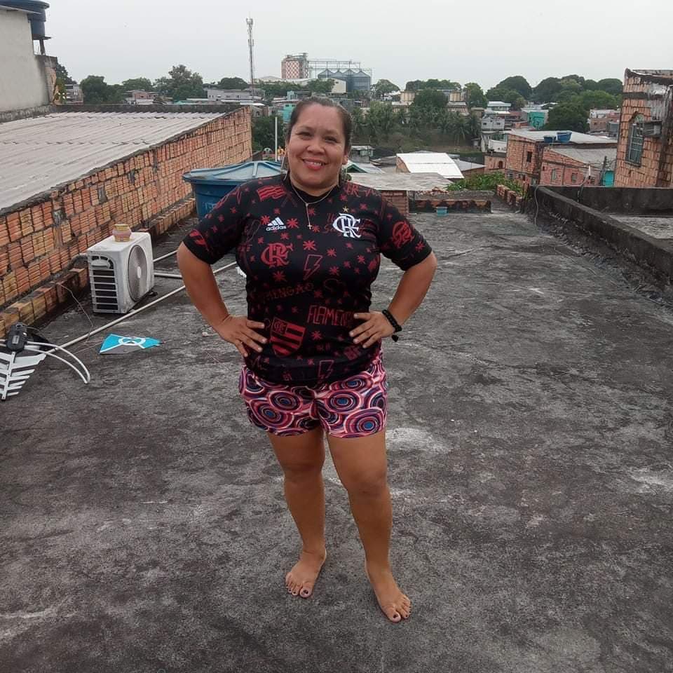 Golpe fatal: Mulher é achada morta com faca cravada nas costas