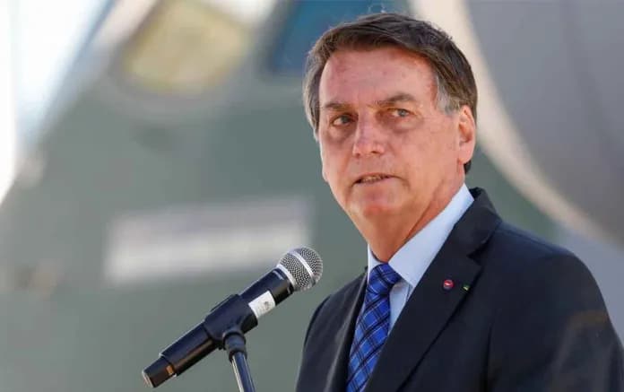 Bolsonaro nega alteração em cartão de vacina e confirma apreensão de celular: “Não tem senha”