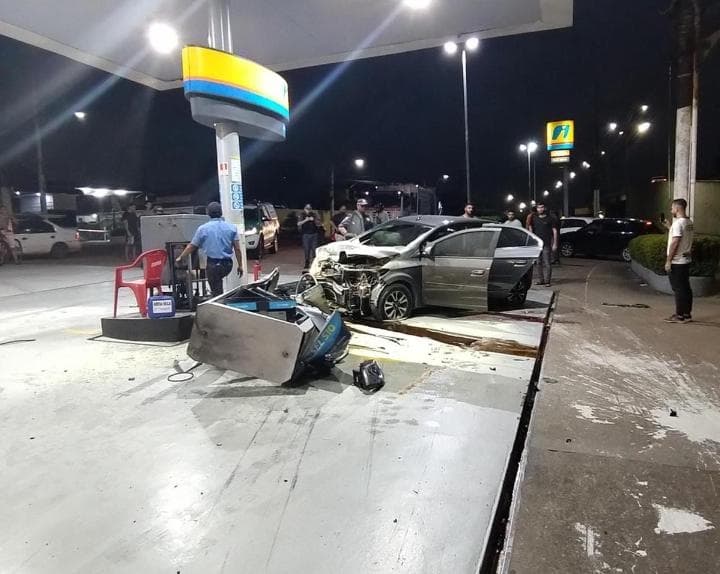 VÍDEO: Em fuga, assaltantes trocam tiros com a PM e batem em bomba de combustível