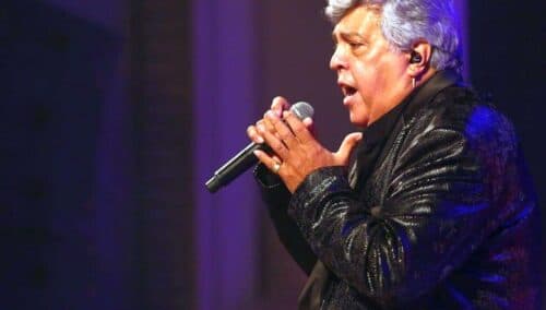 Sidney Magal é retirado do palco após passar mal durante show