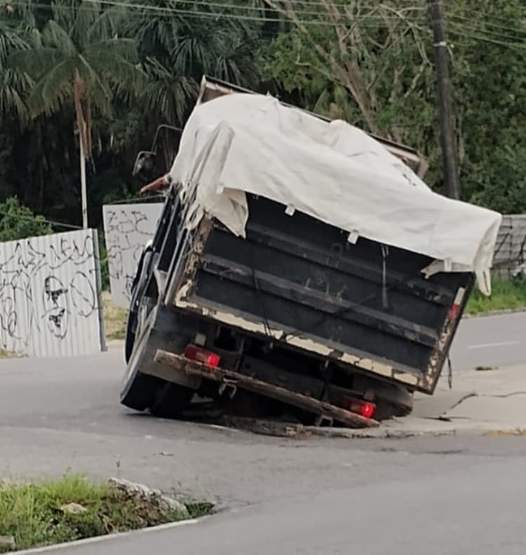Em Manaus, avenida cede e caçamba fica presa em buraco