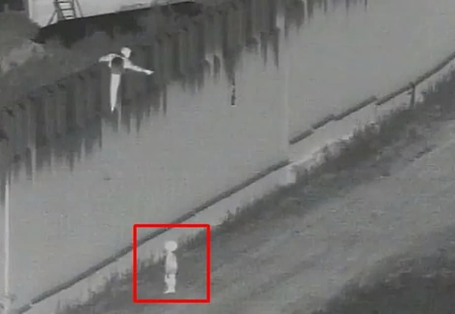VÍDEO: ‘Coiote’ solta criança de 4 anos do alto de muro na fronteira dos EUA com o México