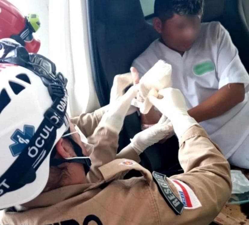 SUSTO: Açougueiro fica com mão presa em máquina de moer carne em Manaus