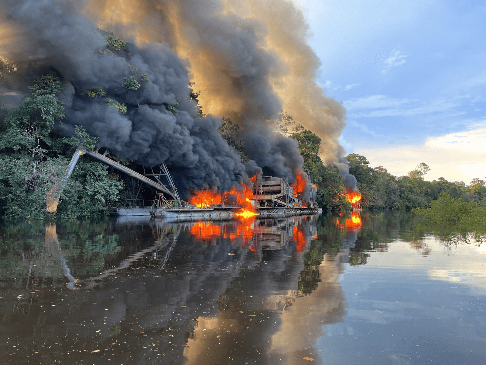 Operação contra garimpo ilegal no AM deixa rastros de destruição, afirma senador