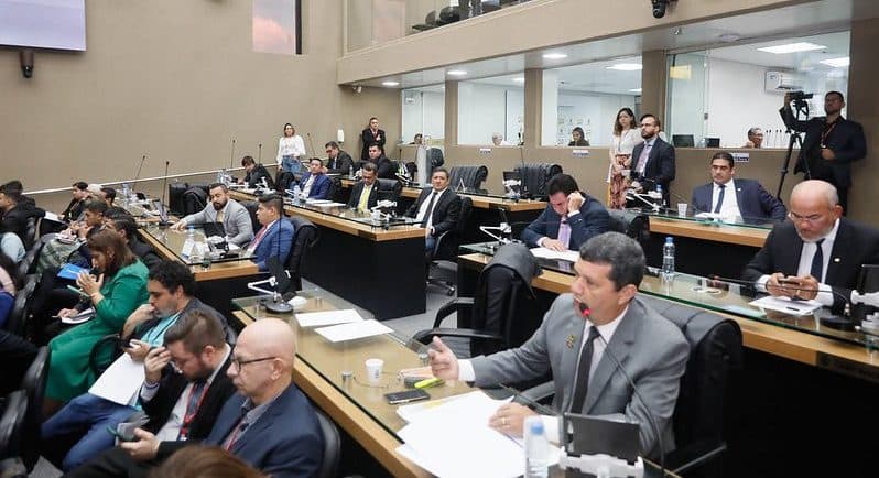 Reajuste dos profissionais da educação é aprovado na Aleam