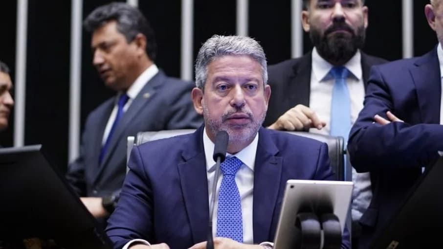 “Governo vai ter que andar com suas pernas”, diz Lira após votação da MP dos ministérios