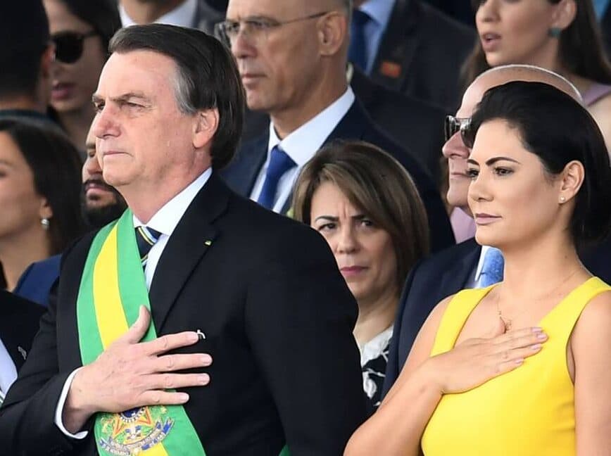 “Estou às suas ordens, meu capitão”, diz Michelle após condenação de Bolsonaro