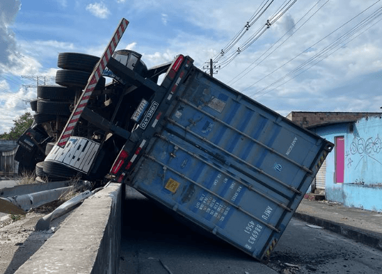 Trava quebra e contêiner cai em avenida de Manaus