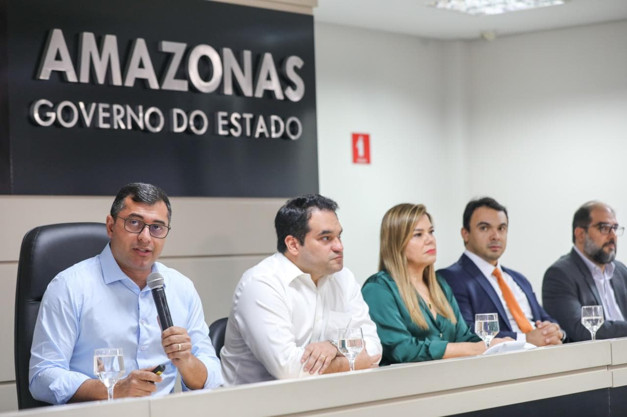 Wilson Lima anuncia 8% de reajuste e contratação de professores para tentar encerrar greve