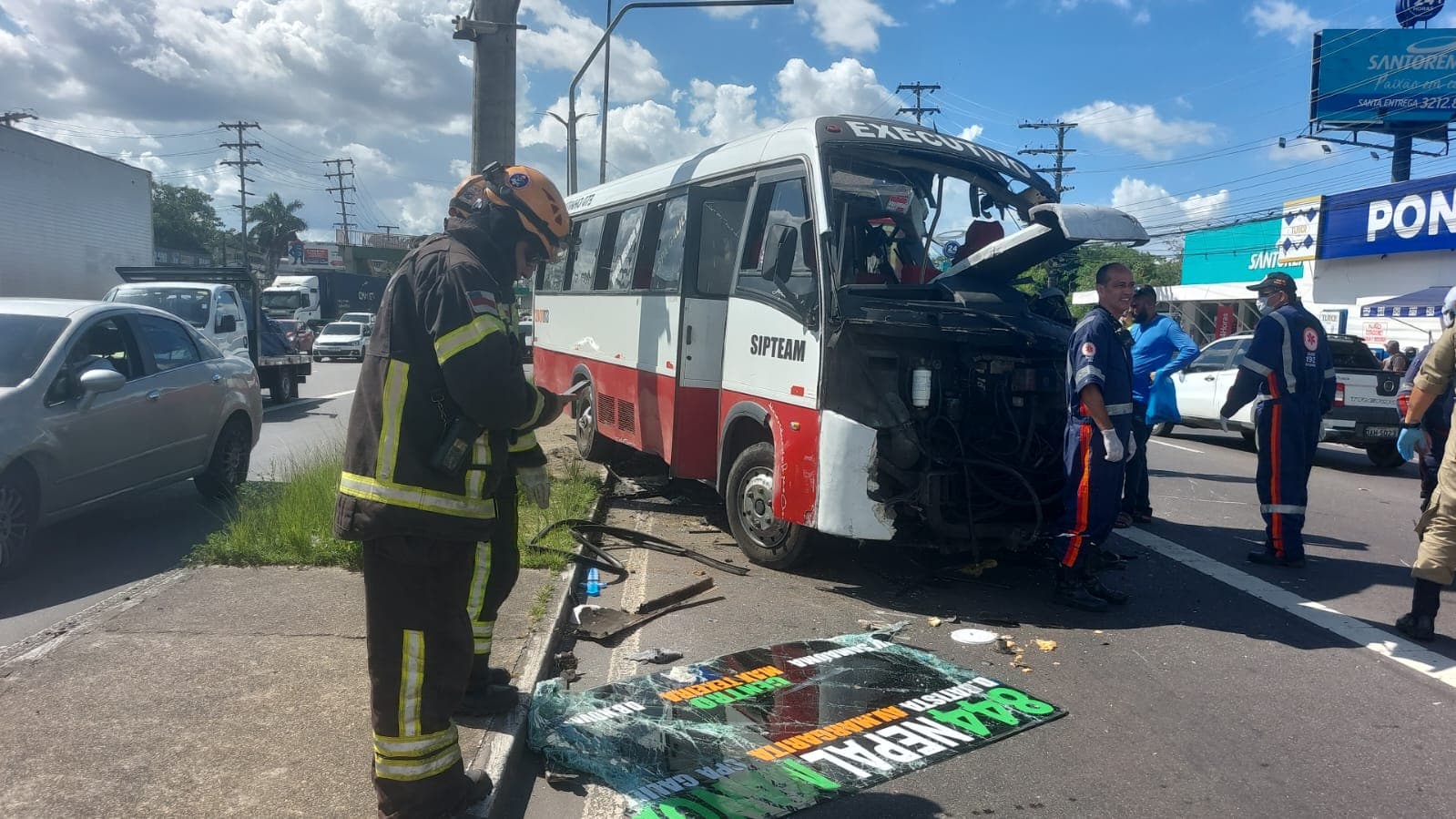 VÍDEO EXCLUSIVO: Micro-ônibus perde controle, colide com ônibus e deixa feridos em Manaus