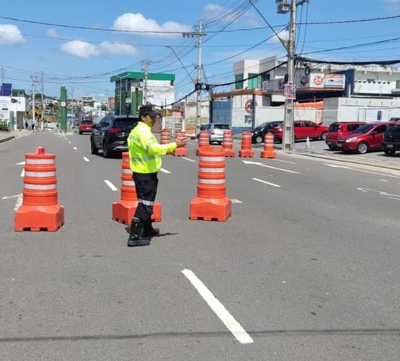 Veículos são proibidos de trafegar em passagem subterrânea na João Valério. Entenda