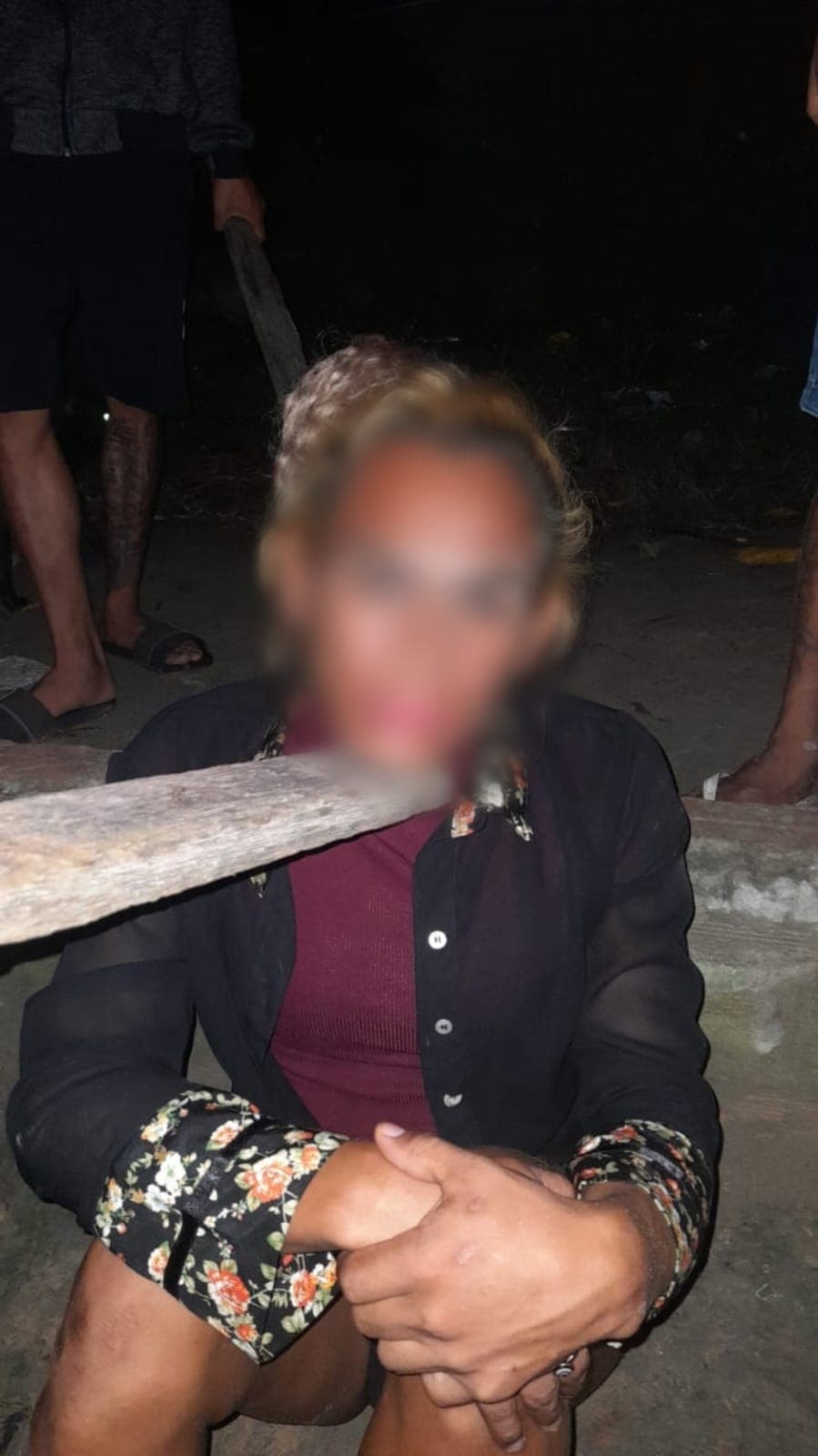 VÍDEOS: Suposto “tribunal do crime” castiga transexual com pauladas por assalto em Manaus