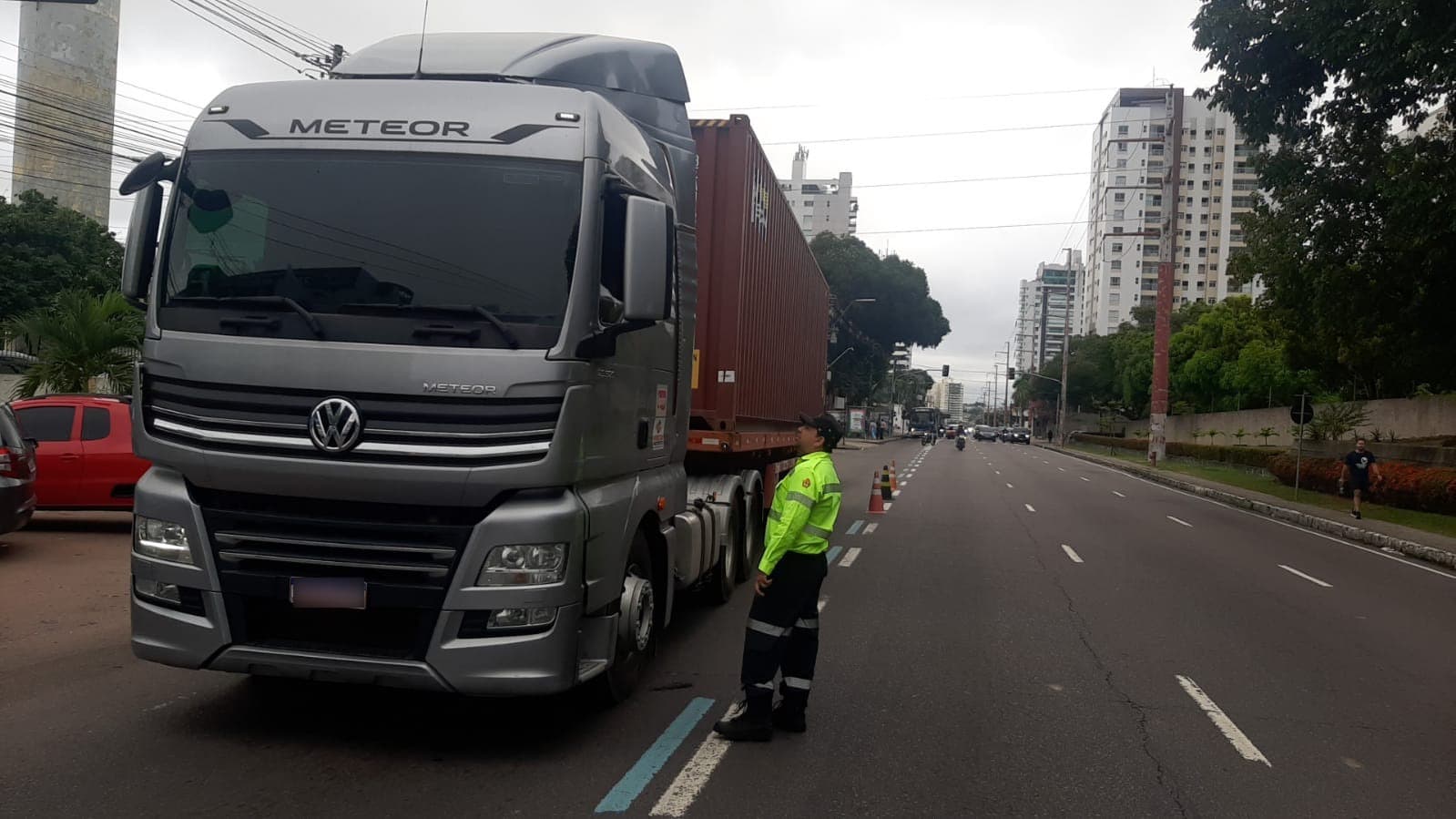 12 caminhões são notificados em fiscalização de veículos pesados em Manaus