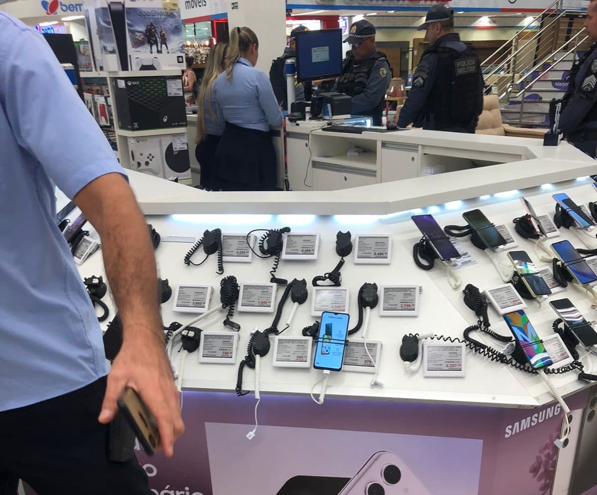 VIDEO: criminosos invadem shopping e levam celulares de loja