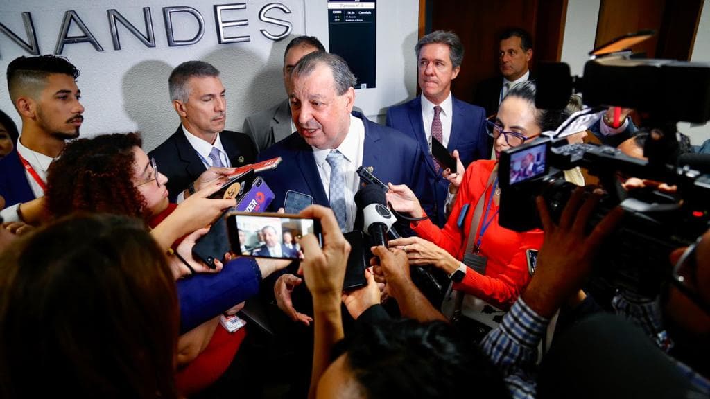 Arcabouço fiscal é aprovado em comissão e segue para votação no Senado