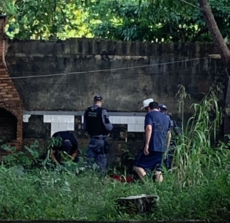 VÍDEO: jovem é encontrado morto no quintal no Parque Dez