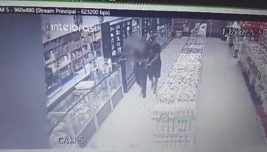VÍDEO: Assaltante agride a tapas funcionária e rouba R$ 24 mil de loja de cosméticos em Manaus